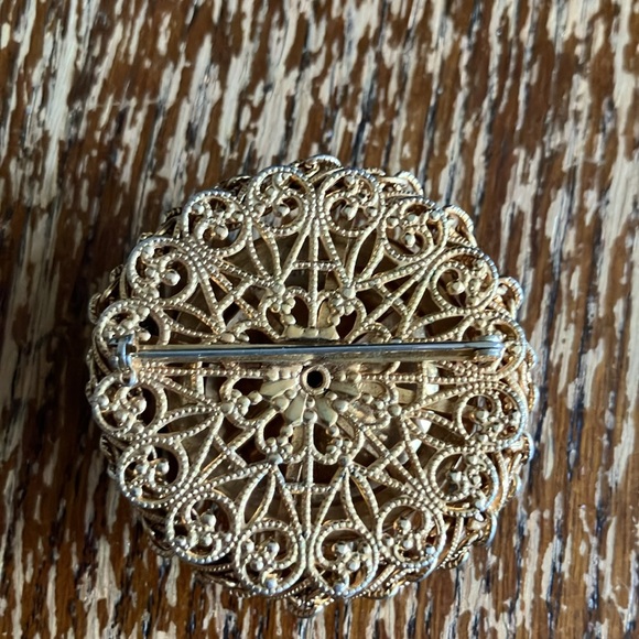 VINTAGE Emerald Green Brooch gold tone glass stones Rhinestones open metal work - Picture 6 of 8